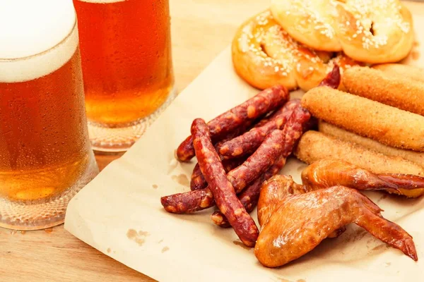 Bebida Alcohólica Vaso Cerveza Con Salchichas Carne Pretzel Pub — Foto de Stock