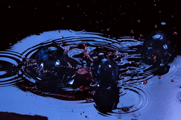 Красиві Бризки Чиста Вода Свіжі Фрукти Чиста Виноградна Ягода Краплями — стокове фото