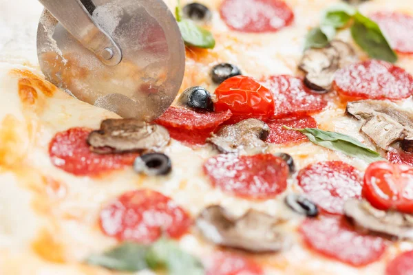Pfefferoni Pizza Mit Einem Speziellen Messer Scheiben Schneiden Frischer Salat — Stockfoto