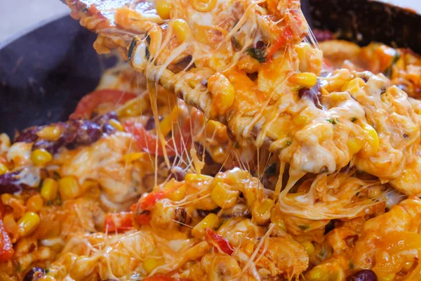 Pan Paahdettuja Vihanneksia Kanaa Sulatettua Juustoa Burritot Lähikuva Ruoanlaitto Burrito — kuvapankkivalokuva