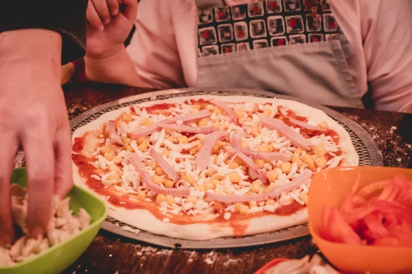 Rohe Hausgemachte Pizza Mit Frischen Zutaten Auf Einem Hölzernen Hintergrund — Stockfoto