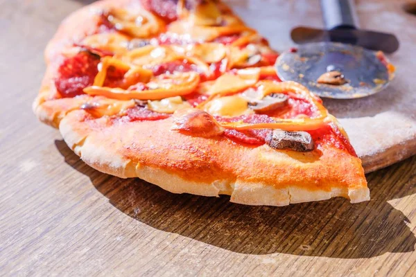 Paprika Pizza Mit Speziellem Messer Scheiben Schneiden — Stockfoto