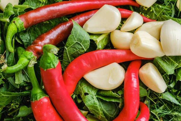 Varm Paprika Och Vitlök Greener Bakgrund Hälsosam Ekologisk Mat — Stockfoto