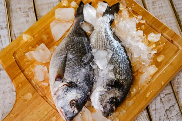 Ψάρια Θαλασσινά Dorado Ωμά Τρόφιμα Για Την Κοπή Του Σκάφους — Φωτογραφία Αρχείου