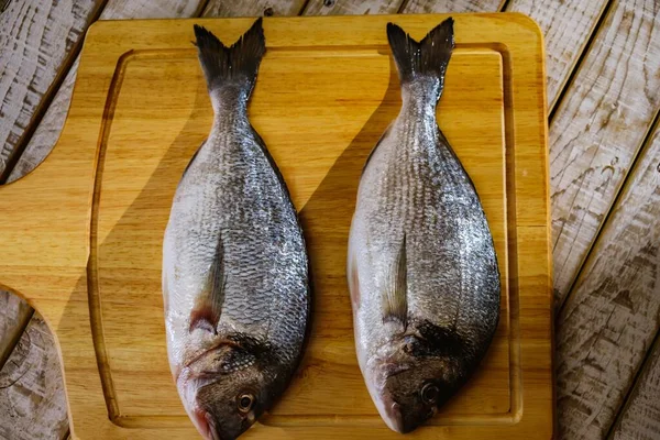 Pescado Mariscos Dorado Alimentos Crudos Tabla Cortar Comida Cocinero —  Fotos de Stock