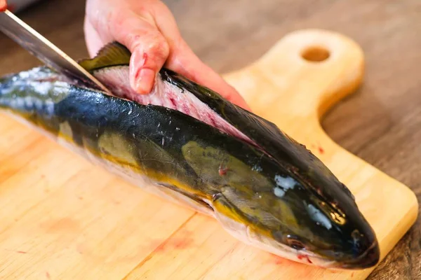 Řezání Syrových Ryb Tuňák Jídlo Plátek Palubě Plody Moře — Stock fotografie