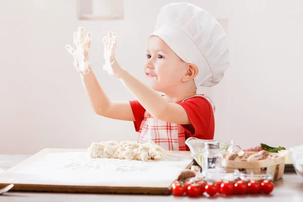 Gotowanie Pizzy Małym Szefem Kuchni Dzieci Zabawy Gotowania Żywności Ubrany — Zdjęcie stockowe