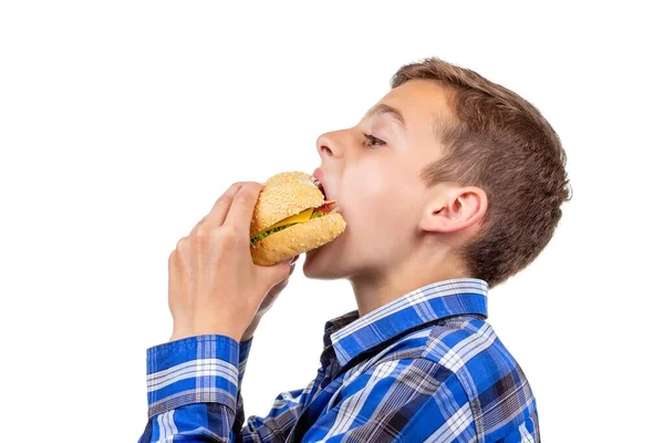 Caucasiano Menino Comer Hambúrguer Hambúrguer Fundo Branco Refeição Carne — Fotografia de Stock