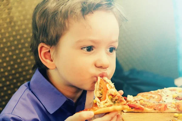 Enfant Affamé Manger Des Tranches Pizza Petit Enfant Affamé Manger — Photo