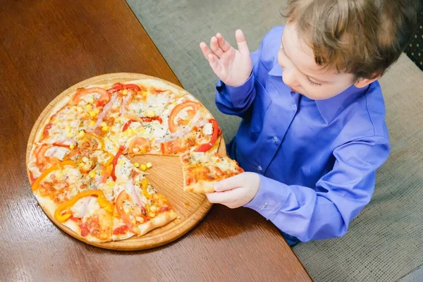 Hungriges Kind Isst Pizza Scheiben Junge Abendessen Hungriges Kind Isst — Stockfoto