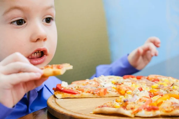 Голодний Дитина Їсть Скибочки Піци Щасливе Задоволення Голодний Дитина Їсть — стокове фото