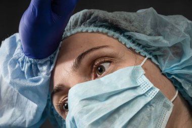 Maskeli hemşire enfeksiyon virüsü koruma üniforması, koronavirüs insanları..