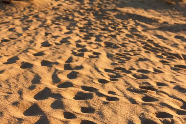 Gökyüzü gradyanı maviden turuncu günbatımına