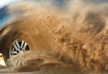 Çölde araba sürmek, otomobil, kum ve spor hızı, motor.