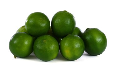 Beyaz arka planda izole edilmiş taze kireç meyvesi