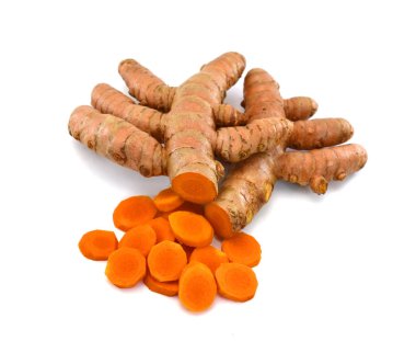 Beyaz arkaplanda izole edilmiş taze zerdeçal dilimleri