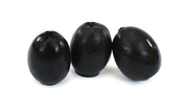 Turşulu zeytinler beyaz arkaplanda izole edilmiş