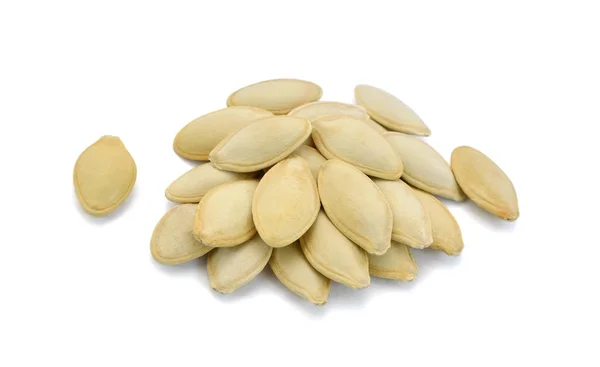 Beyaz arka planda izole edilmiş kavrulmuş kabak tohumları.
