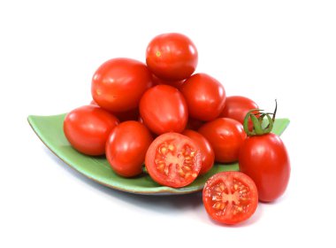 Beyaz arka planda izole edilmiş taze kiraz domatesleri.