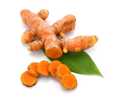 Beyaz arkaplanda izole edilmiş taze zerdeçal dilimleri