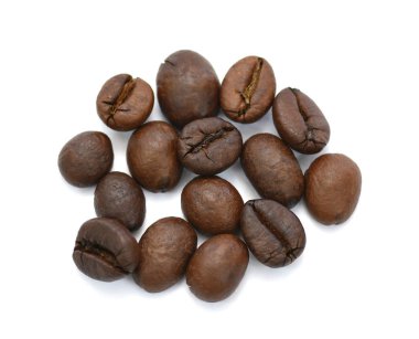 Beyaz arka planda kahve çekirdekleri