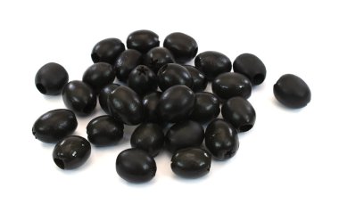 Turşulu zeytinler beyaz arkaplanda izole edilmiş