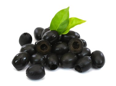 Turşulu zeytinler beyaz arkaplanda izole edilmiş