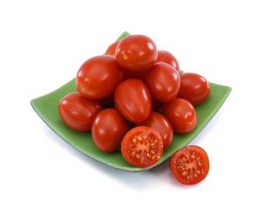 Beyaz arka planda izole edilmiş kiraz domatesleri