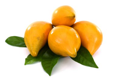 Olgun yumurta meyvesi beyaz arkaplanda izole