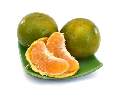 Beyaz arkaplanda izole edilmiş mandalina meyvelerini yırt