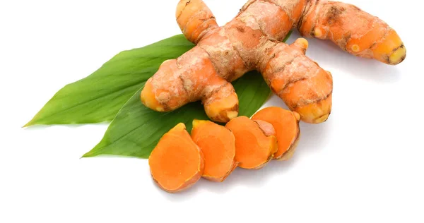 Beyaz arkaplanda izole edilmiş taze zerdeçal dilimleri