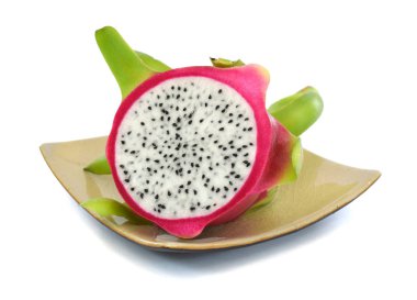 Beyaz arka planda izole edilmiş Ejderha meyvesi dilimi