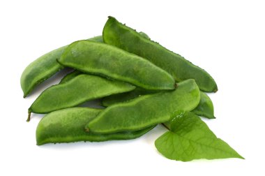 Beyaz arka planda izole edilmiş taze lima fasulyesi.