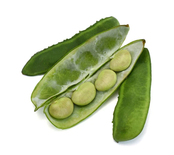 Beyaz arka planda izole edilmiş taze lima fasulyesi.