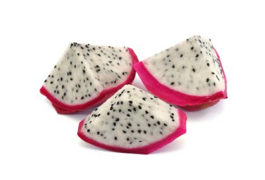 Beyaz arka planda ejderha meyvesi dilimleri