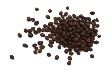 Beyaz arka planda kahve çekirdekleri