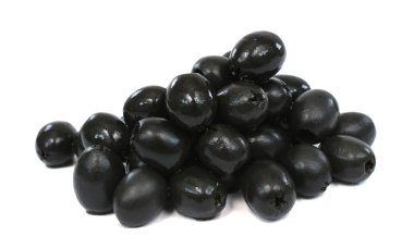 Turşulu zeytinler beyaz arkaplanda izole edilmiş