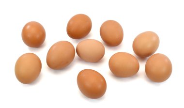 Beyaz arka planda izole edilmiş tavuk yumurtaları