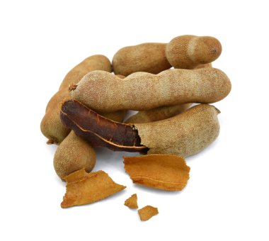 Kurutulmuş demirhindi meyveleri beyaz arka planda izole edilmiştir.