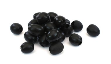 Turşulu zeytinler beyaz arkaplanda izole edilmiş