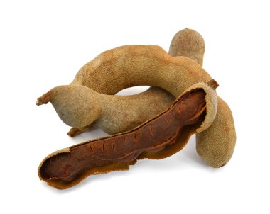 Kurutulmuş demirhindi meyveleri beyaz arka planda izole edilmiştir.