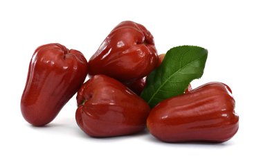 Beyaz zemin üzerinde olgun gül elması (Su elması) izole edilmiş