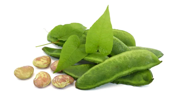 Beyaz arka planda izole edilmiş taze lima fasulyesi.