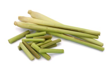 Beyaz arkaplanda taze limon otu izole edildi