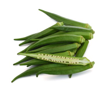 beyaz zemin üzerinde taze bamya meyveleri (abelmoschus esculentus) izole