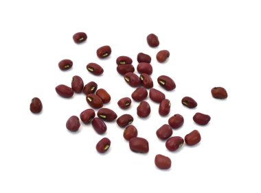 Kırmızı fasulyeler beyaz arkaplanda izole edilmiş.