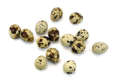 Beyaz arka planda izole edilmiş bıldırcın yumurtaları