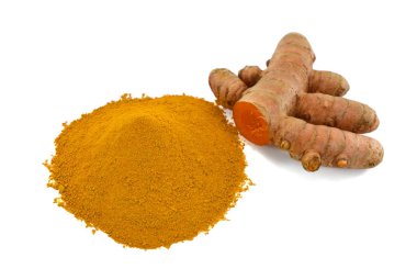 Beyaz zemin üzerinde izole edilmiş zerdeçal kökleri ve zerdeçal tozu