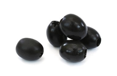 Turşulu zeytinler beyaz arkaplanda izole edilmiş