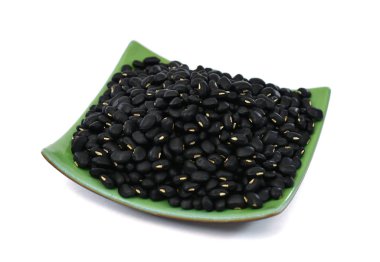 Siyah fasulyeler beyaz arkaplanda izole.